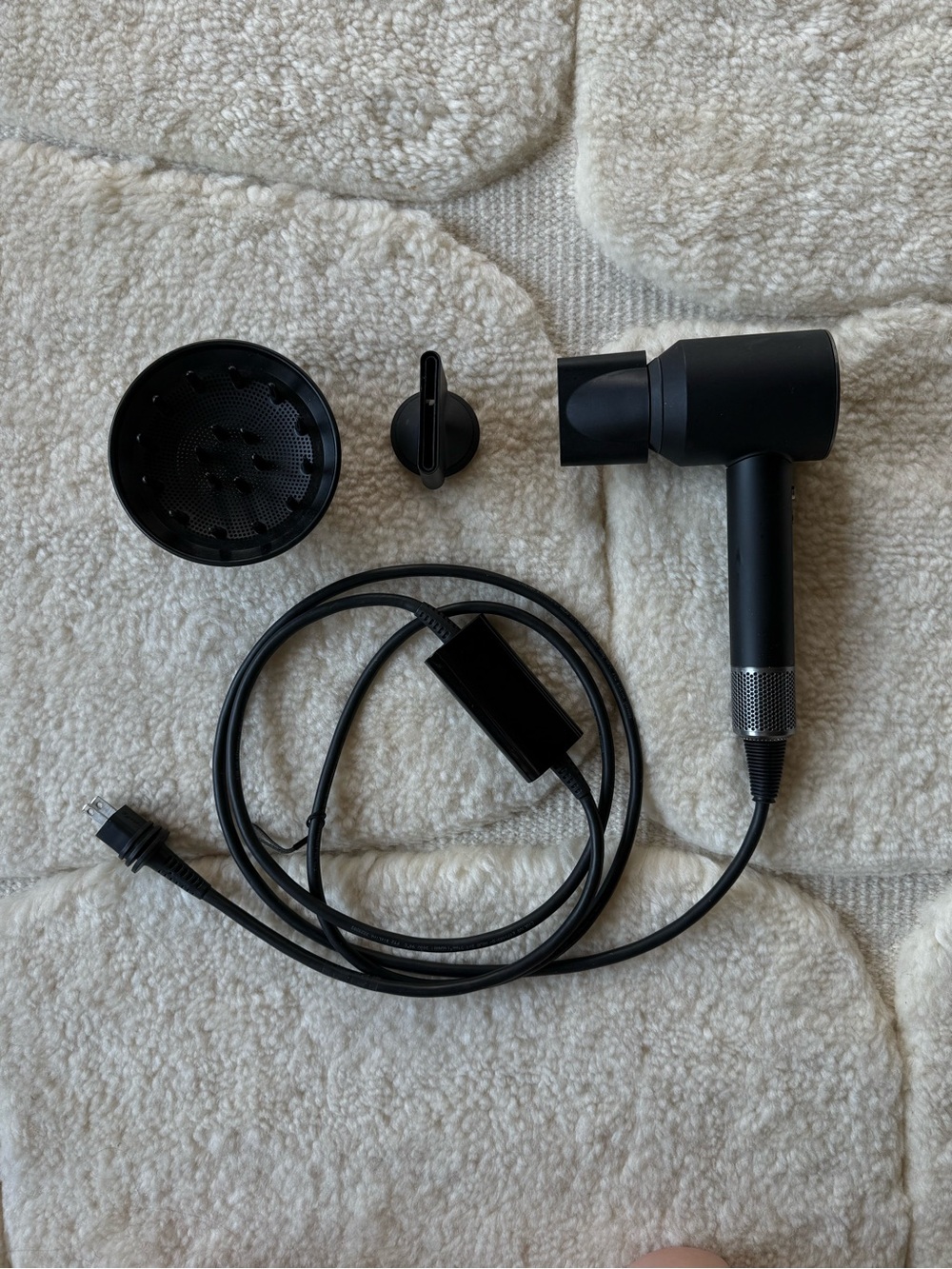 Dyson supersonic in black